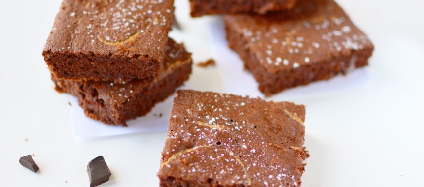 Leichte Brownies mit Mandelmus-Swirl