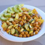 Gebackener Mix aus Kichererbsen, Kartoffeln & Zucchini mit Avocado