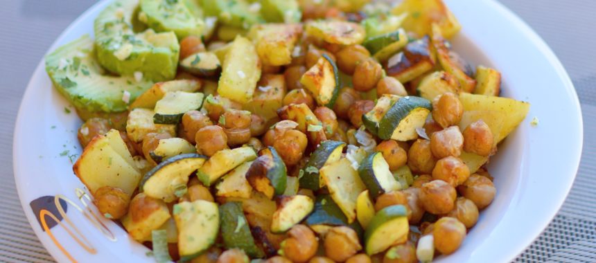 Gebackener Mix aus Kichererbsen, Kartoffeln & Zucchini mit Avocado