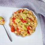 Feiner Couscous-Kichererbsen-Salat mit Avocado und Gemüse