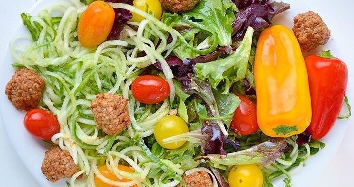 Gemischter Salat mit Cashew-Dressing