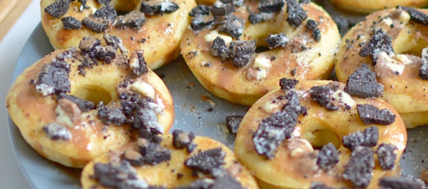 Kokos-Mandel-Donuts mit Topping