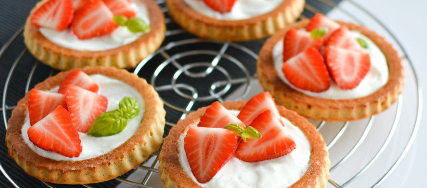 Fluffige Erdbeer-Tartelettes mit vanilliger Skyr-Creme